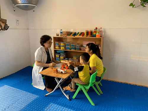 Ths. Quách Thúy Minh – chuyên gia tâm bệnh thăm khám cho trẻ trong chương trình